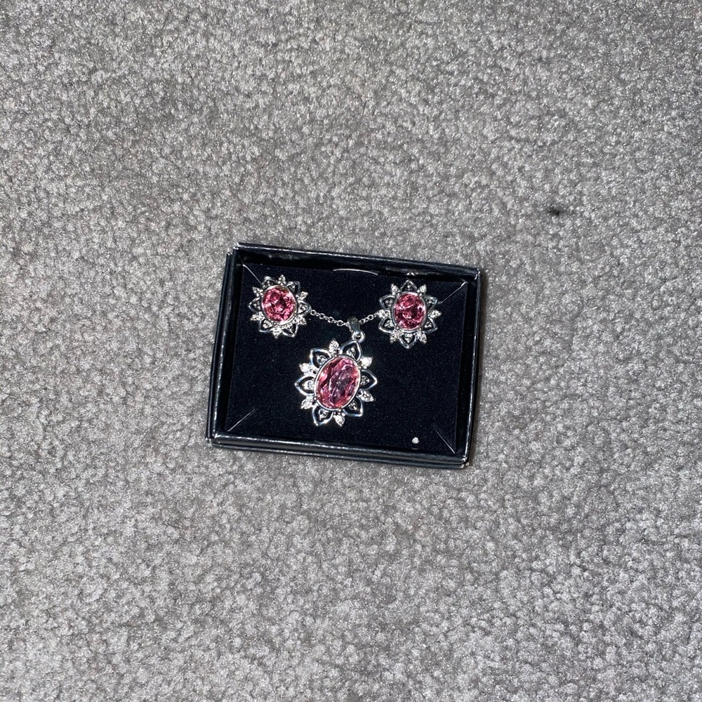 October Avon necklace and earrings set
